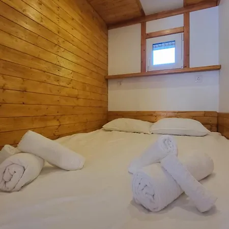 Båthotell Houseboat *